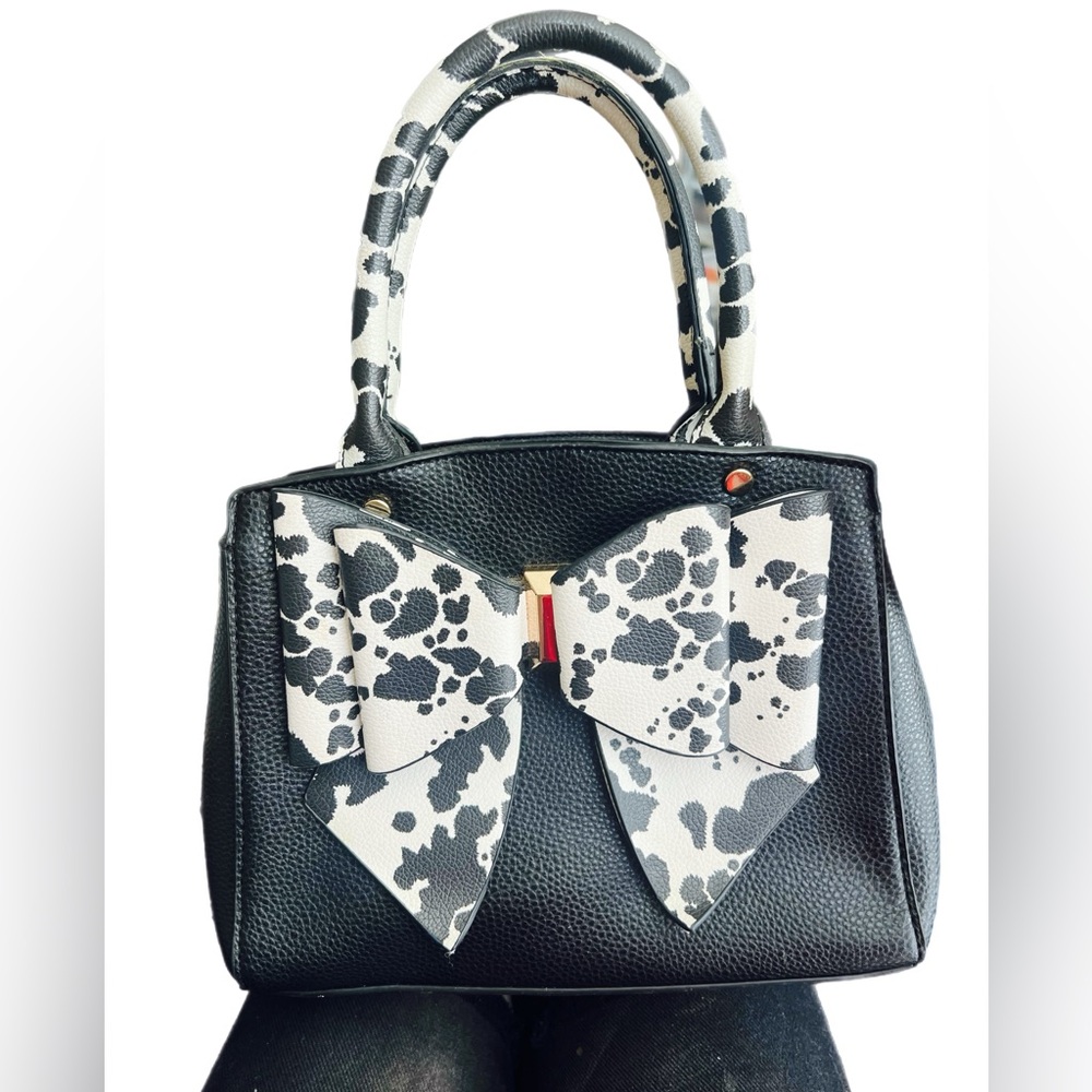 Like-Dreams Cow print hand-purse!